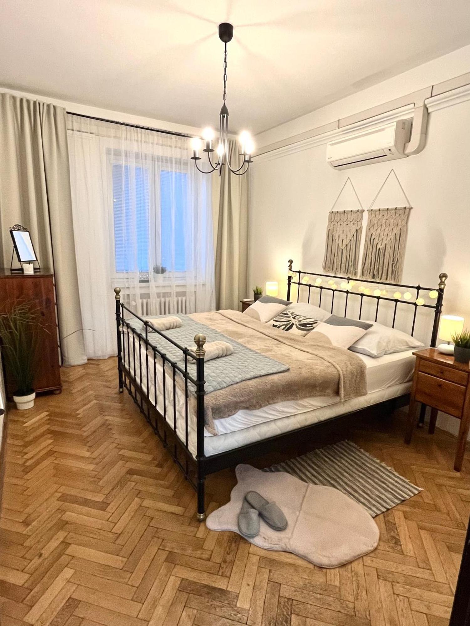 Audrey Hepburn Apartment Old Town Air Conditioned Bratislava Exterior foto